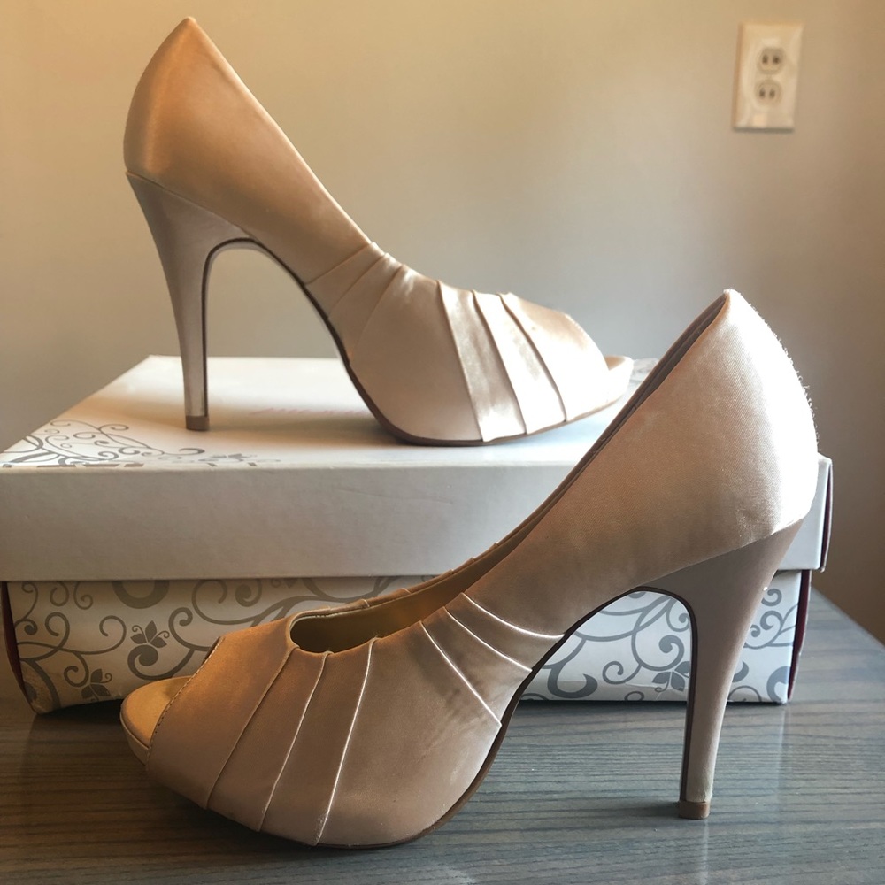 Lulu Townsend Champagne Satin Heels Size 8